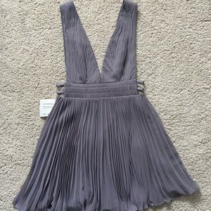 FAME & PARTNERS - purple flowy dress pleated